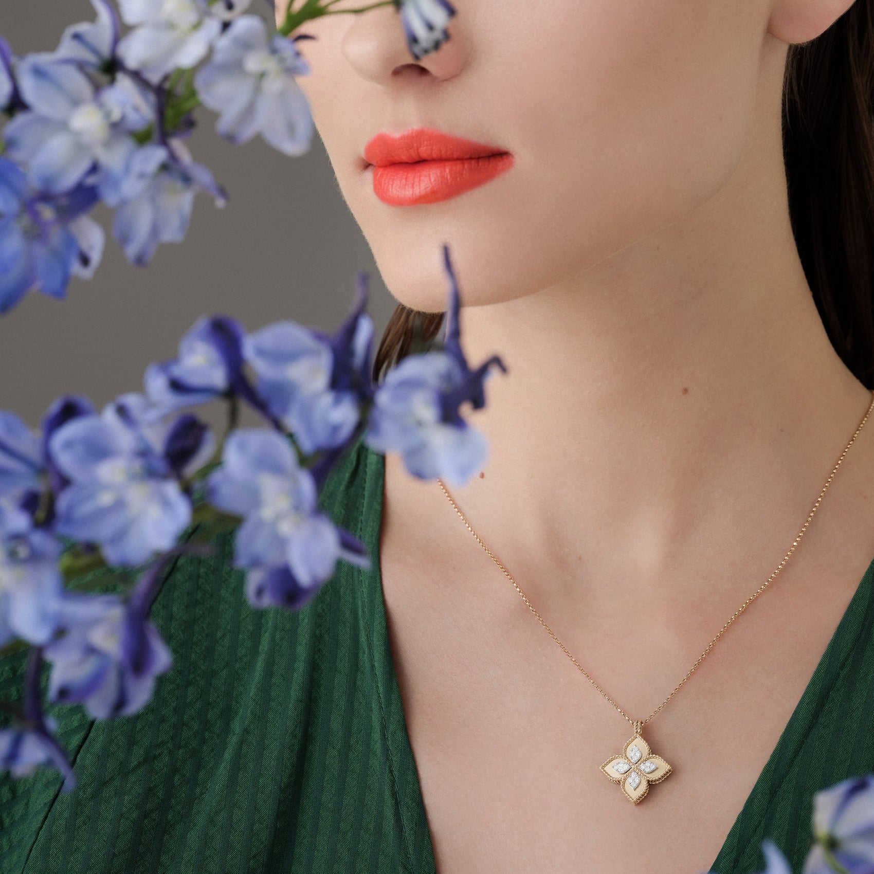 PRINCESS FLOWER NECKLACE  WITH DIAMONDS